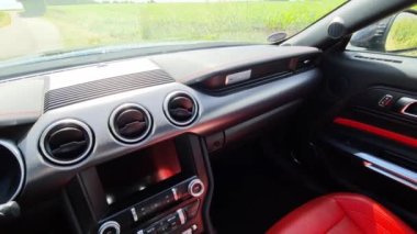 Bir Ford Mustang Model 2018 'in enstrümanlarında kokpite bakın