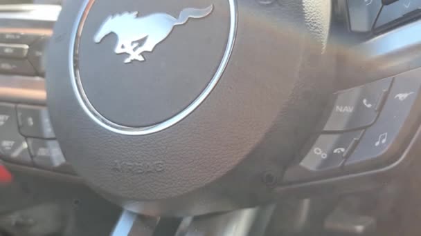 Bir Ford Mustang Model 2018 Enstrümanlarında Kokpite Bakın — Stok video