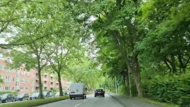 ドイツのキール市内中心部にあるフォードマスタングの風上からの車の眺め — ストック動画