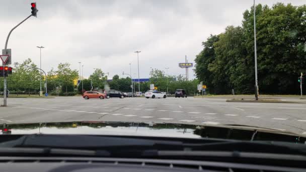 Blick Aus Der Windschutzscheibe Eines Ford Mustang Der Kieler Innenstadt — Stockvideo