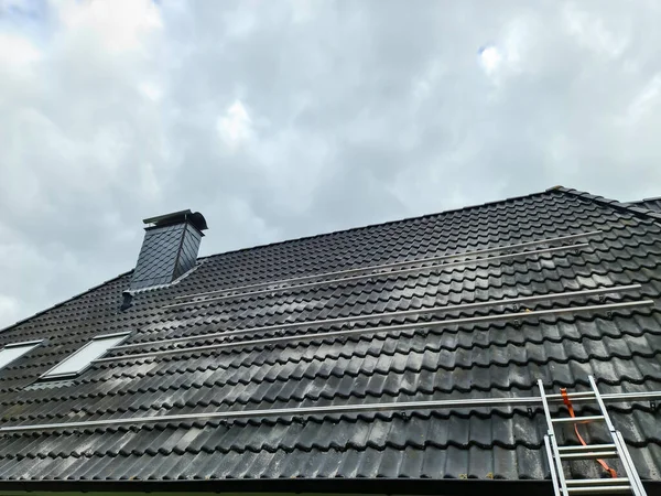 Widok Dachówki Drabinę Domu Mieszkalnego Podczas Naprawy Dachu — Zdjęcie stockowe