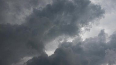 Fırtına öncesi çarpıcı kara bulut oluşumları aşırı hızlandı..