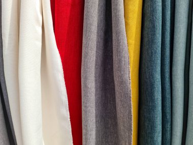 Kumaş pazarında bulunan kumaş ve kumaş örneklerine farklı renklerde yakından bakmak.