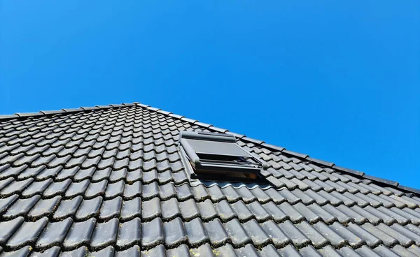 用黑色屋顶瓷砖打开天窗 — 图库照片