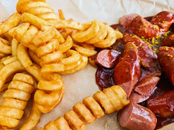 Παραδοσιακό Γερμανικό Currywurst Σερβίρεται Πατάτες Λευκό Πιάτο Ξύλινο Τραπέζι Φόντο — Φωτογραφία Αρχείου