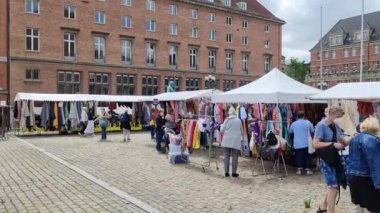 Corona salgını sırasında Almanya 'da kamusal kumaş pazarı maske takan ve güvenli bir sosyal mesafeye sahip insanlarla dolu.