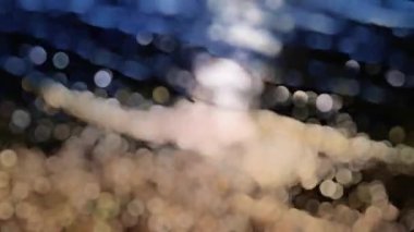 Göldeki su dalgalarının bulanık odak arkaplanı. Bokeh ve ışık ile soyut kavram.