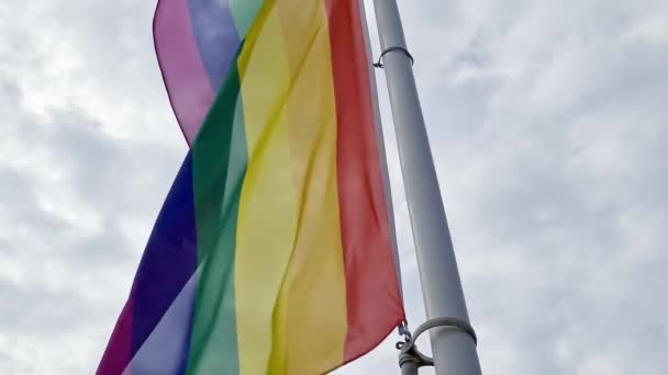 Bandera Del Orgullo Del Arco Iris Ondeando Viento Asta Bandera — Vídeos de Stock