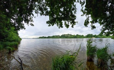 Yansıtıcı su yüzeyi olan güzel bir göl manzarası..