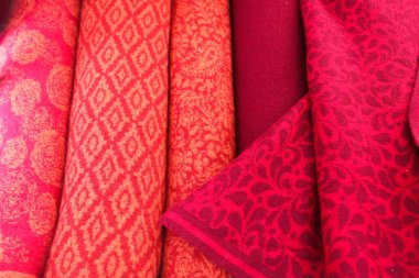 Kumaş pazarında bulunan kumaş ve kumaş örneklerine farklı renklerde yakından bakmak.