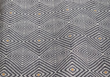 Kumaş pazarında bulunan kumaş ve kumaş örneklerine farklı renklerde yakından bakmak.