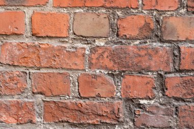 Eski kırmızı Rick duvarı. Eski yıpranmış tuğla duvar panoramik arka planının dokusu.