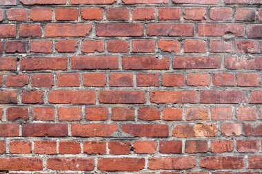 Eski kırmızı Rick duvarı. Eski yıpranmış tuğla duvar panoramik arka planının dokusu.