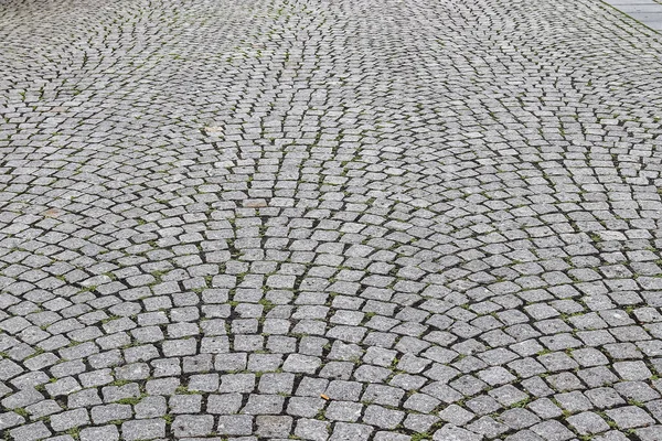 ヨーロッパ中の古い歴史的な石畳の道や歩道の眺めをお楽しみください — ストック写真