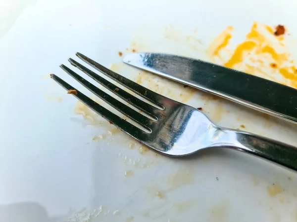 Μεταχειρισμένο Άδειο Λευκό Πιάτο Πιρούνι Και Μαχαίρι — Φωτογραφία Αρχείου