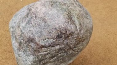 Yakından bakınca 360 derecelik dönen granit kaya yüzeyi.