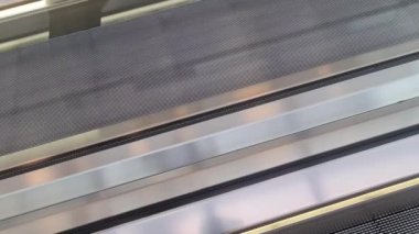 Bir perspektif görünümünde boş yürüyen merdivenlerin basamaklarını kapat.