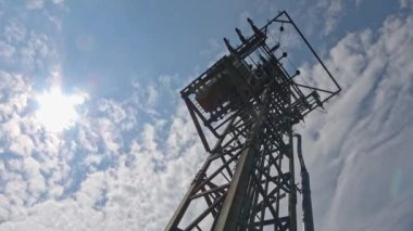 Avrupa 'nın kırsal kesimlerinden birinde elektrik taşıyan büyük bir elektrik direğine hızlandırılmış bakış