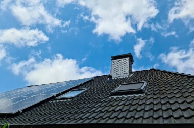 Güneş panelleri bir konutun çatısında temiz enerji üretiyor.