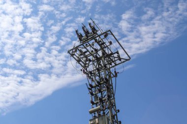 Avrupa 'nın kırsal kesimlerinden birinde elektrik taşıyan büyük bir elektrik direğine yakın görüş