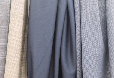 Kumaş pazarında bulunan kumaş ve kumaş örneklerine farklı renklerde yakından bakmak.