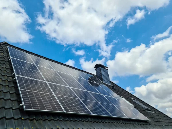 Sonnenkollektoren Die Saubere Energie Auf Dem Dach Eines Wohnhauses Erzeugen — Stockfoto