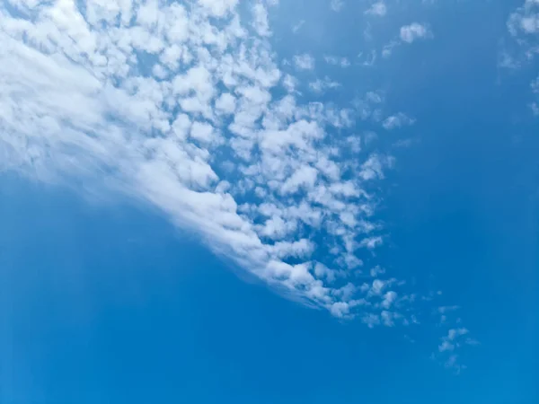 Parlak Güneş Işınlarının Güzel Manzarası Mavi Gökyüzünde Parlayan Mercekler Bulutlar — Stok fotoğraf