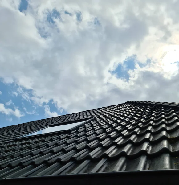 Otwarte Okno Dachowe Stylu Velux Otaczającymi Czarnymi Dachówkami — Zdjęcie stockowe