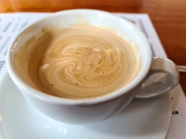 Beyaz bardaktaki bir kahveye yakından bak..