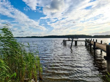Kuzey Avrupa 'da küçük bir gölde gün batımının güzel manzarası..