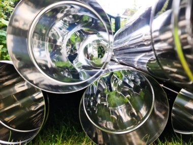 Çimen yüzeyindeki birçok yansıtıcı krom metal tüpte seçici odak görünümü