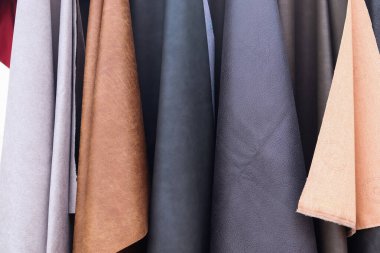 Kumaş pazarında bulunan kumaş ve kumaş örneklerine farklı renklerde yakından bakmak.