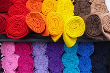 Kumaş pazarında bulunan kumaş ve kumaş örneklerine farklı renklerde yakından bakmak.