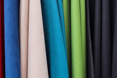 Kumaş pazarında bulunan kumaş ve kumaş örneklerine farklı renklerde yakından bakmak.