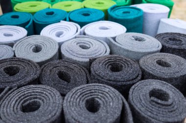 Kumaş pazarında bulunan kumaş ve kumaş örneklerine farklı renklerde yakından bakmak.