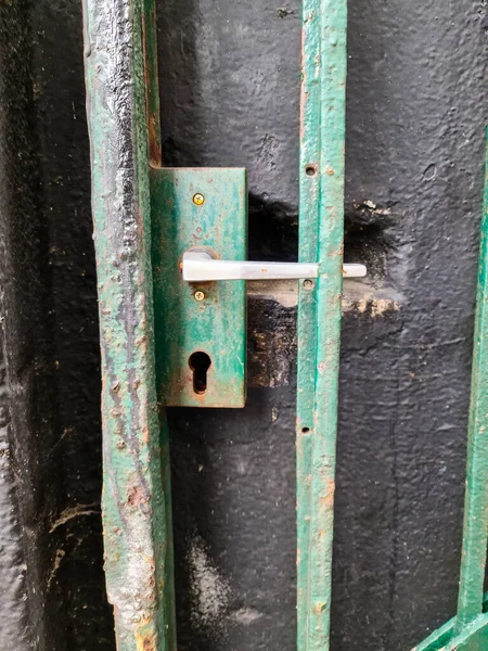 Zamknięcie Metalowego Zamka Przy Zamkniętych Drzwiach — Zdjęcie stockowe