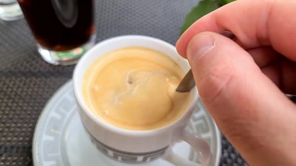 Mannelijke Hand Roeren Koffie Super Slow Motion — Stockvideo