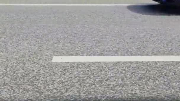 Widok Asfalt Drogi Przechodzącej Przez Okno Boczne Samochodu — Wideo stockowe