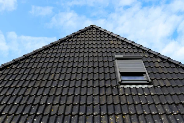 Okno Dachowe Stylu Velux Czarnymi Dachówkami — Zdjęcie stockowe