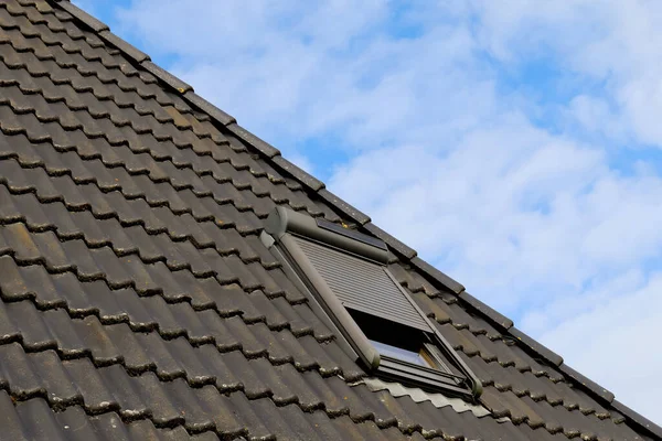 Fenêtre Toit Velux Avec Tuiles Toit Noires — Photo