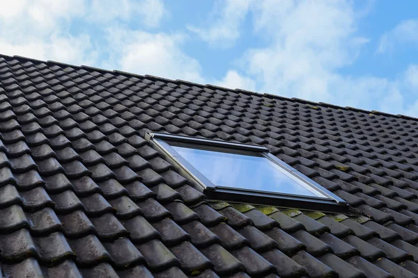 Ventana Techo Estilo Velux Con Tejas Negras — Foto de Stock