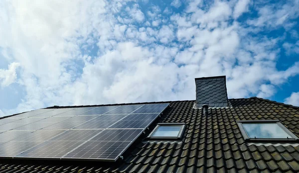 Solární Panely Vyrábějící Čistou Energii Střeše Obytného Domu Odrazy Mraků — Stock fotografie