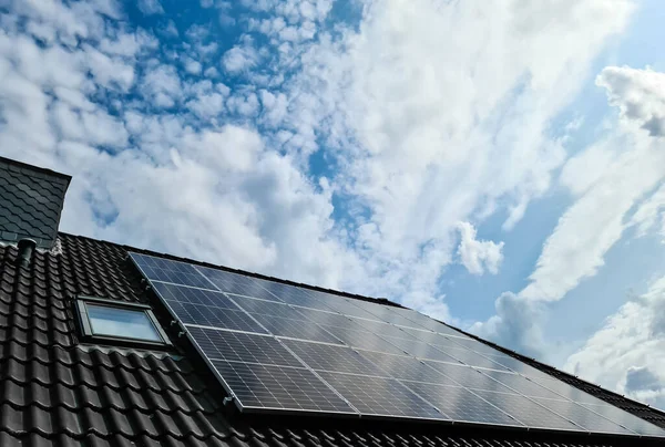 Paneles Solares Que Producen Energía Limpia Techo Una Casa Residencial — Foto de Stock