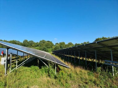 Kuzey Avrupa 'daki büyük bir parkta güneş modülleriyle temiz enerji üretiyor..