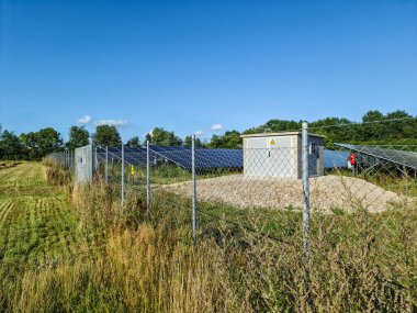 Kuzey Avrupa 'daki büyük bir parkta güneş modülleriyle temiz enerji üretiyor..