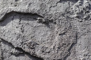 Eski beton duvarların detaylı yakın görüntüsü çatlaklar ve yapılandırılmış detaylar.