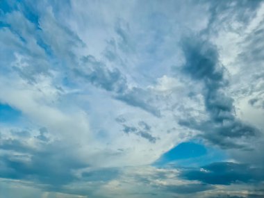 Güzel pofuduk beyaz bulut oluşumları Derin mavi bir yaz gökyüzünde