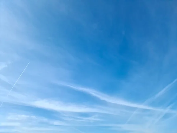 Flygplanskondensering Kontrasterar Den Blå Himlen Mellan Några Vackra Moln — Stockfoto