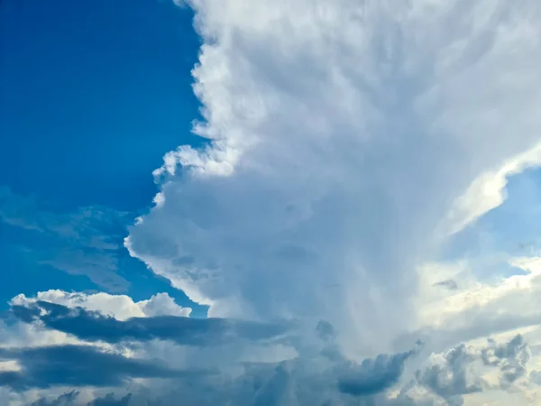 美丽而蓬松的白云在深蓝色的夏日的天空中形成 — 图库照片