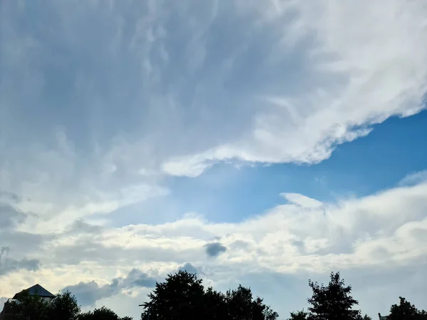 Schöne Flauschige Weiße Wolkenformationen Einem Tiefblauen Sommerhimmel — Stockfoto